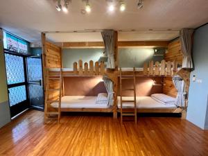 Giường Tầng Trong Phòng Ngủ Tập Thể Cho Nữ (Bunk Bed in Female Dormitory Room )