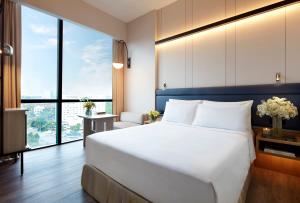 Phòng Giường Đôi Lớn Loại Sang (Deluxe Queen Room)