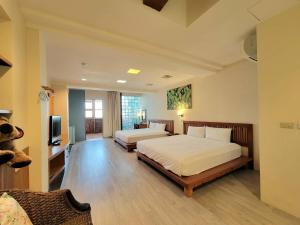 Phòng Deluxe Có 2 Giường Cỡ Queen (Deluxe Queen Room with Two Queen Beds)