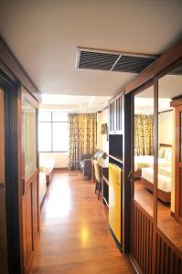 Phòng 2 Giường Đơn Nhìn Ra Hồ Bơi (Twin Room with Pool View)