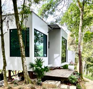 Phòng có giường cỡ King nhìn ra cảnh núi non (King Room with Mountain View)