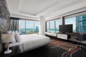 Concierge lounge access, 1 Bedroom Larger Suite, 1 King, River view, Corner room