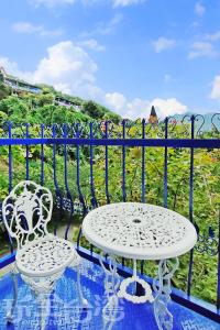Phòng Giường Đôi Nhìn Ra Núi (Double Room with Mountain View)