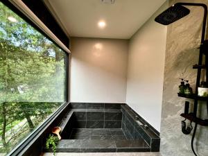 Phòng có giường cỡ King nhìn ra cảnh núi non (King Room with Mountain View)