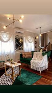 Nhà 3 Phòng Ngủ (Three-Bedroom House)
