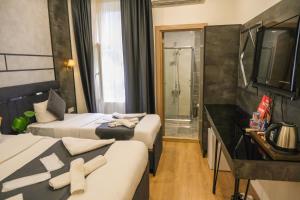 Deluxe Triple Room room in La Pazza Suites