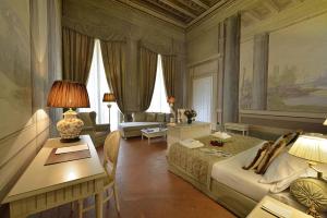 Junior Suite (3 Adults) room in Palazzo Guicciardini