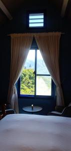 Phòng có giường cỡ King nhìn ra cảnh núi non (King Room with Mountain View)