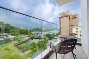 Phòng Gia Đình Nhìn Ra Hồ (Family Room with Lake View)