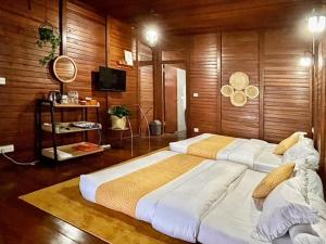 Phòng Gia đình nhìn ra Núi (Family Room with Mountain View)