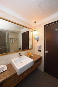 Phòng 2 giường đơn Hướng phố (Twin Room City View)