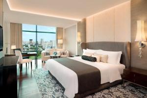 Guest room, 1 King, Golf Course view