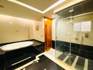 Phòng Deluxe 4 người (Deluxe Quad Room)
