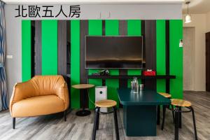 Luxurious Modern Contemporary 5 Person Room with Terrace and Extra Large Bathroom - 2 Extra Large King Beds and 1 single Bed