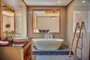 Biệt Thự Có Hồ Bơi Riêng (Villa with Private Pool)