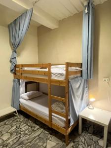 Giường trong Phòng ngủ tập thể cả Nam và Nữ 4 Người (Bed in 4-Bed Mixed Dormitory Room)