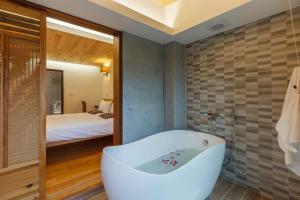 Phòng Có Giường Cỡ Queen Và Bồn Tắm Spa (Queen Room with Spa Bath)