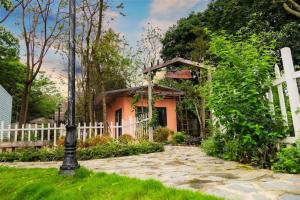 Biệt Thự Nhìn Ra Vườn (Villa with Garden View)