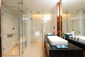 Phòng Đôi Cao Cấp Hướng Vịnh (Premium Bay View Double Room)