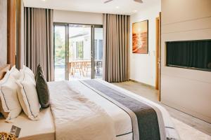 Biệt Thự Có Hồ Bơi Riêng (Villa with Private Pool)