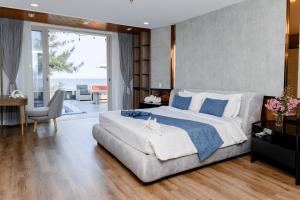 Biệt Thự - Đối Diện Bãi Biển (Villa - Beach Front)