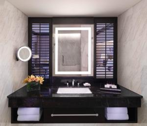 SIGNATURE SUITE, 1 King, corner room with 2 balconies