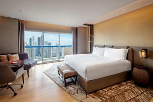 PREMIER MARINA BAY, 1 King, balcony, Marina Bay view
