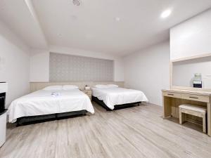 Phòng 4 người chung buồng tắm hạng phổ thông (Standard Quadruple Room without Window)