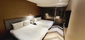 Phòng 4 người chung buồng tắm hạng phổ thông (Standard Quadruple Room without Window)