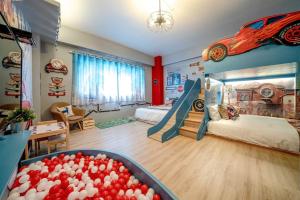 Phòng gia đình với phòng tắm riêng. (Family Room with Private Bathroom)