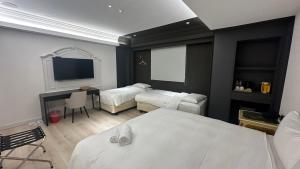 Deluxe Quadruple Room with Bathtub