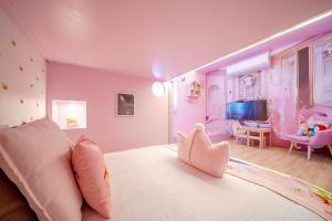 Phòng gia đình với phòng tắm riêng. (Family Room with Private Bathroom)