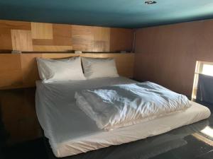 Phòng gia đình với phòng tắm riêng. (Family Room with Private Bathroom)