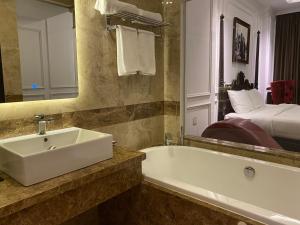 Phòng Đôi Loại Sang có Bồn Tắm (Deluxe Double Room with Bathtub)