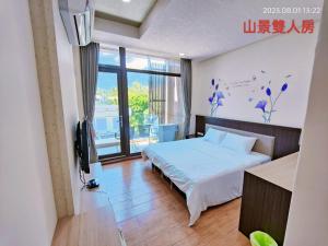 Phòng Giường Đôi Nhìn Ra Núi (Double Room with Mountain View)