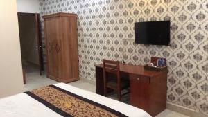Phòng Giường Đôi Lớn Loại Sang (Deluxe Queen Room)