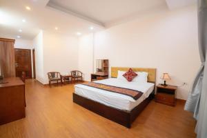 Phòng Giường Đôi Lớn Loại Sang (Deluxe Queen Room)