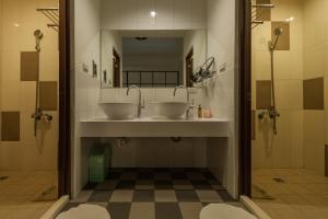 Phòng Tập Thể Nữ (Female Dormitory Room)