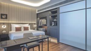 King Studio Suite with Lounge Access