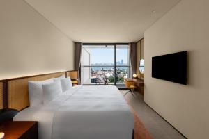 SUPERIOR DOUBLE CLUB FLOOR LAKE VIEW