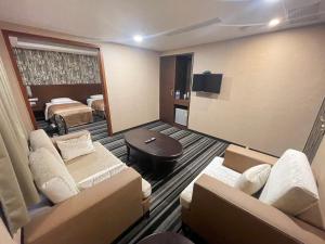 Suite hạng Thương gia có Phòng khách (Business Suite with Living Room)