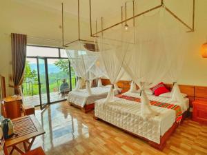 Phòng Gia đình Nhìn ra Vườn (Family Room with Garden View)