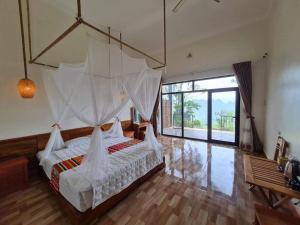 Phòng Giường Đôi Nhìn Ra Núi (Double Room with Mountain View)