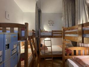 Giường Trong Phòng Ngủ Tập Thể Cho Cả Nam Và Nữ 6 Giường (Bed in 6-Bed Mixed Dormitory Room)