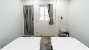 Phòng 2 giường đơn có phòng tắm dùng chung (Twin Room with Shared Bathroom)