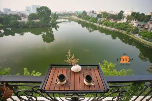 Phòng Đôi Hướng Hồ Có Ban Công (Lake View Double Room with Balcony)