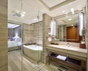Phòng Giường Lớn Cao Cấp Loại Sang (King Deluxe Premium Room)