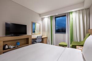 Queen Room - Mobility Accessible/Non-Smoking room in Hampton by Hilton Istanbul Zeytinburnu