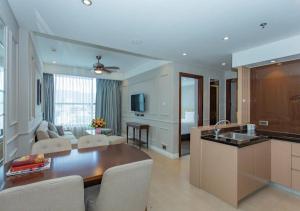 Căn Hộ Nhìn Ra Biển (Apartment with Sea View)