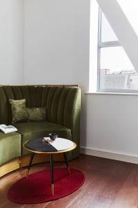 Standard Queen Room - Accessible room in Hotel Indigo LONDON - 1 LEICESTER SQUARE